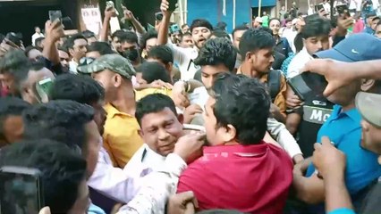 আওয়ামী পার্টি অফিসের সামনে একজনকে যুবলীগ সন্দেহে উত্তম-মাধ্যম