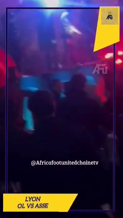#France 🇫🇷 : Ambiance survoltée devant le Groupa Stadium de Lyon,les supporters lyonnais 🔵🔴 enflammés 🔥 haranguent les stéphanois 🟢⚪. Soir de derby 🐎 !