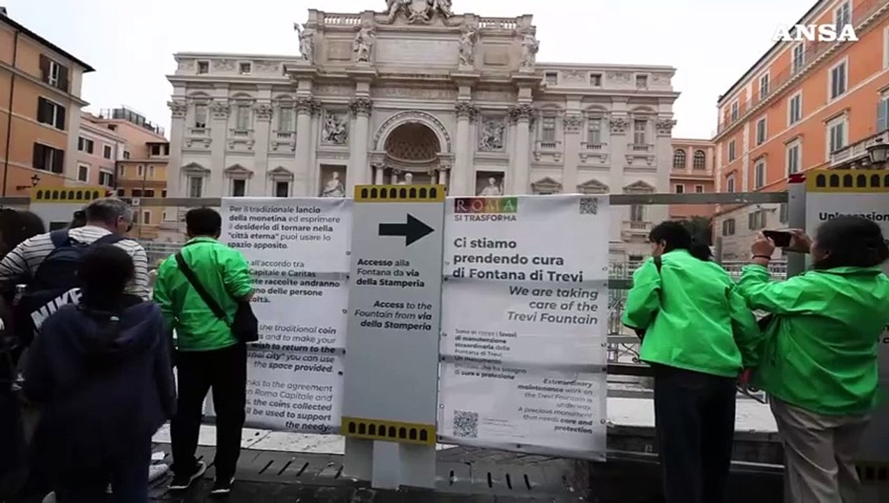 Roma, la passerella sulla Fontana di Trevi pronta per l'apertura