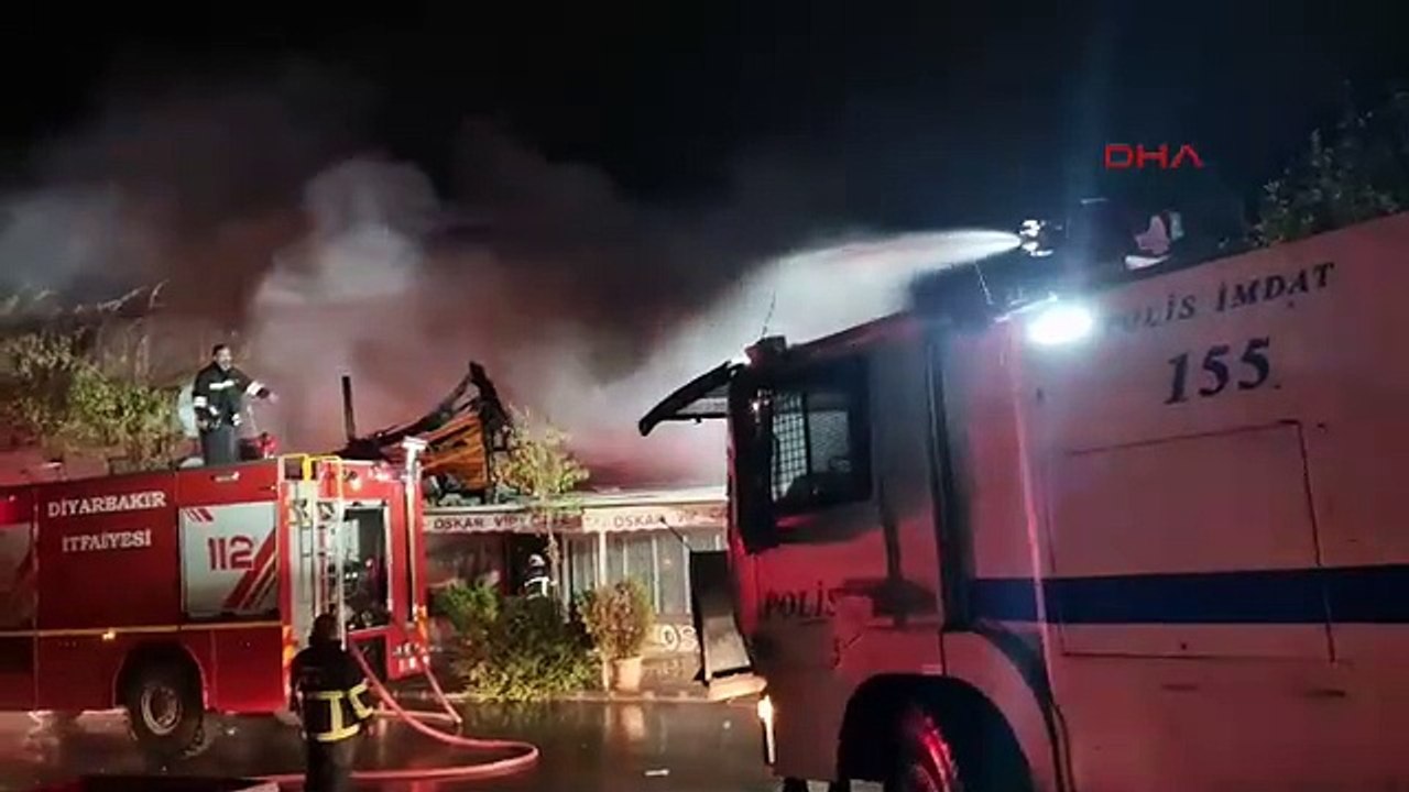 Diyarbakır'da, 2 ahşap kafenin küle döndüğü yangına TOMA'lar müdahale etti