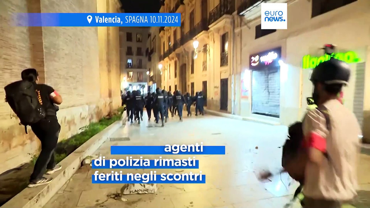 Cresce la rabbia per la risposta alle alluvioni in Spagna: governo di Valencia esclude dimissioni