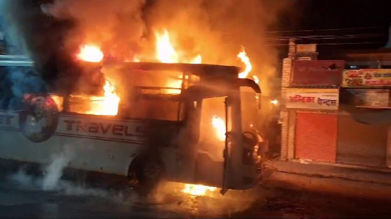 रजस्थान: हाईवे पर आग का गोला बनी चलती बस, Video देखकर रोंगटे हो जाएंगे खड़े