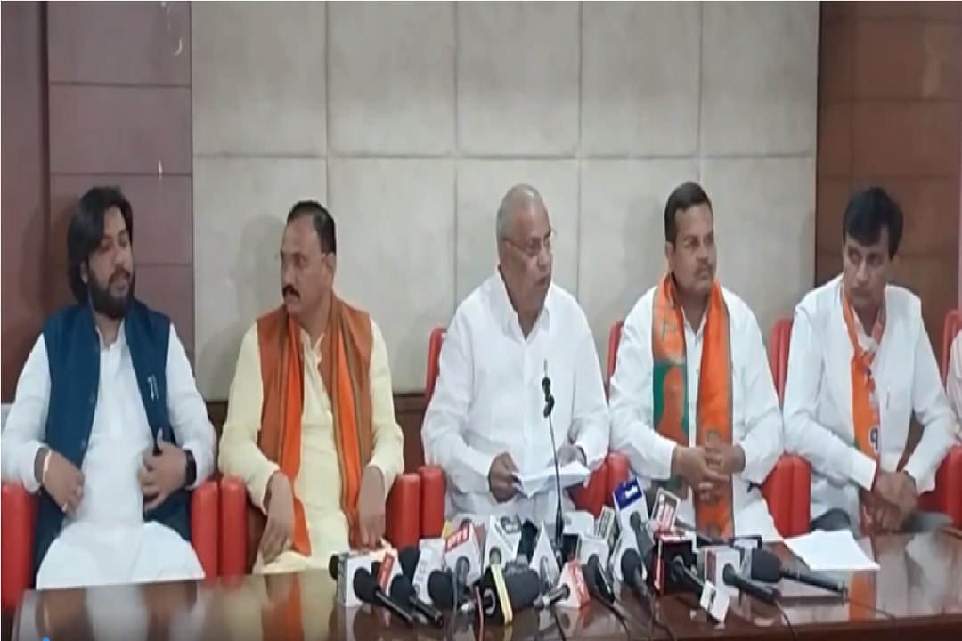 CG Politics: वोटिंग से पहले फिर गरमाया शराब घोटाले का मुद्दा, शिवरतन शर्मा ने लगाए गंभीर आरोप, देखें वीडियो…
