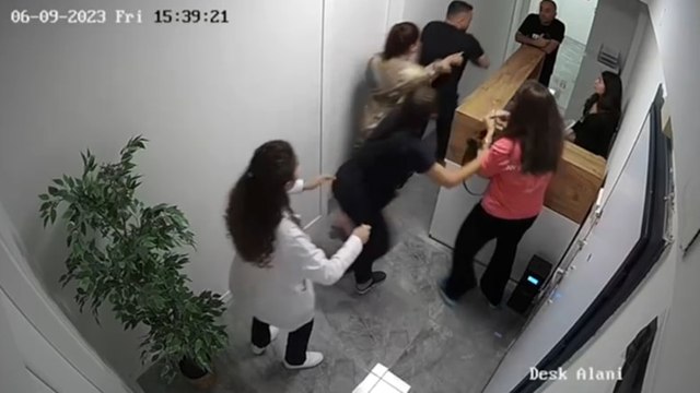 Klinikte sağlıkçıları dövdüler: Tahlili yaptırdılar parasını geri istediler