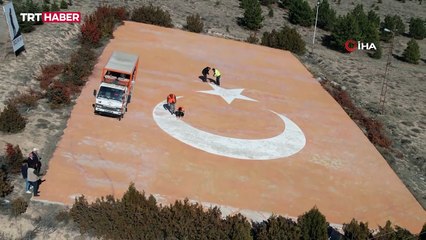 Beton zemini Türk bayrağına boyadılar