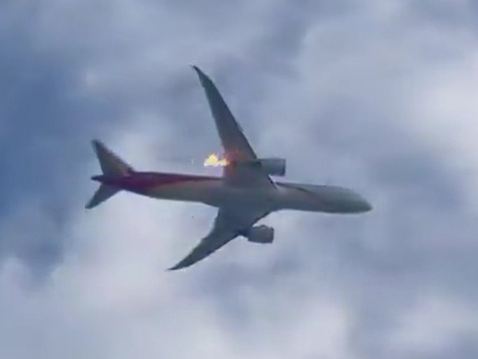 Flammen schießen aus Triebwerk: Flugzeug muss umkehren
