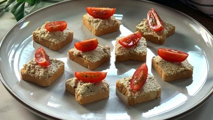 Canapés de crema de aceitunas con queso y nueces