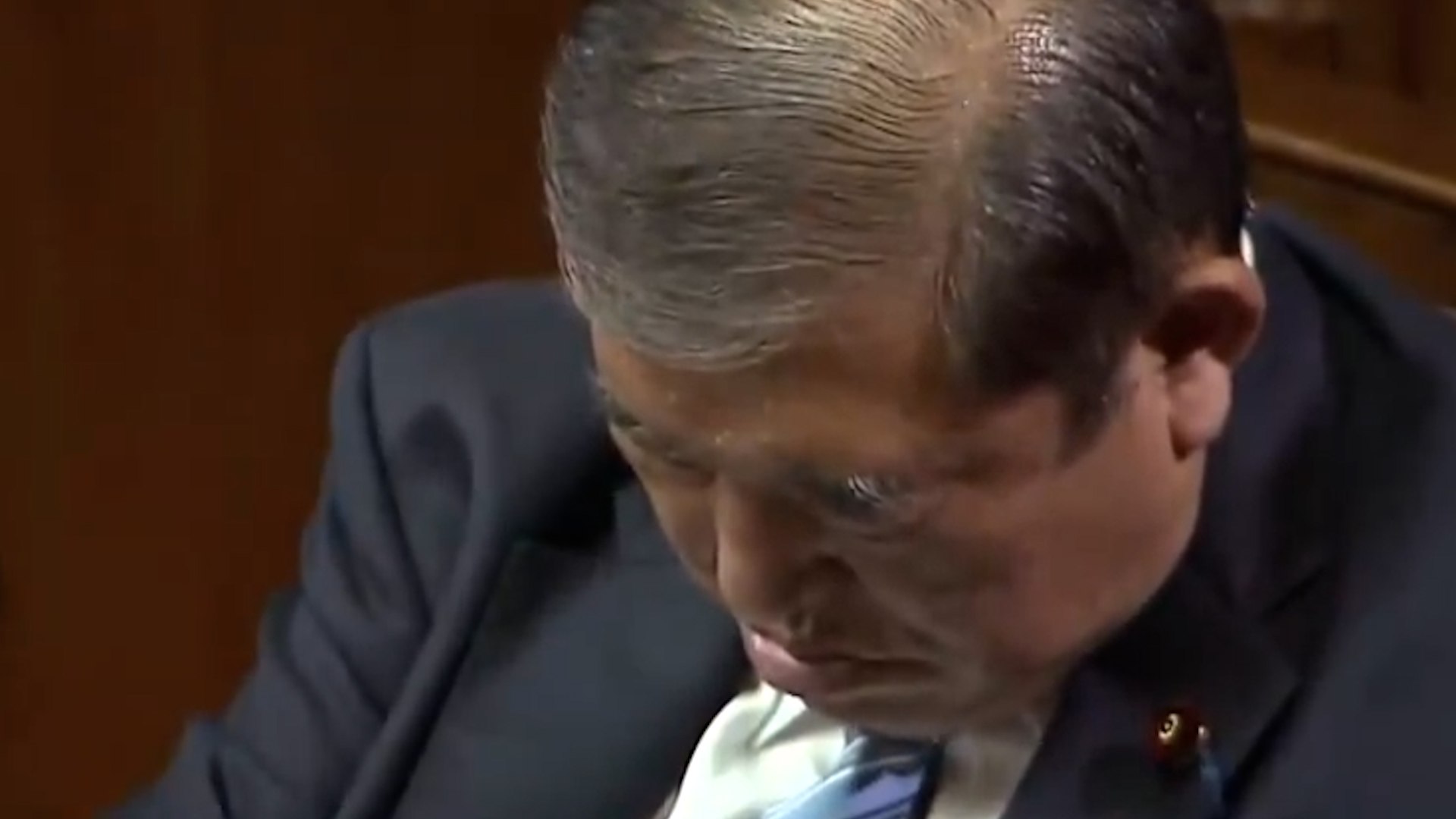 Se viraliza el vdeo del primer ministro de Japn supuestamente dormido durante su reeleccin