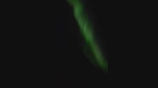 Un joven de 15 años sale al patio y graba unas auroras boreales sacadas de una película de ciencia ficción