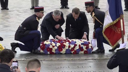 11 novembre : Emmanuel Macron et le Premier ministre du Royaume-Uni déposent une gerbe sous l'Arc de Triomphe