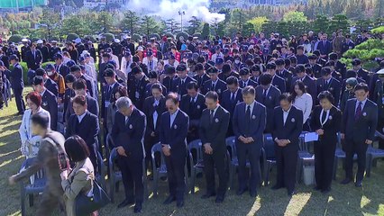 [부산] 유엔기념공원 향해 1분간 묵념...'턴 투워드 부산' / YTN