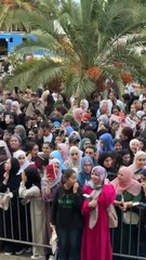 شباب ومراهقون يتدافعون للحصول على توقيع الكاتب السعودي أسامة المسلم