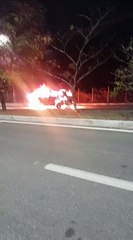Carro em chamas na Avenida Pierre Chalita