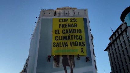 Greenpeace despliega una pancarta gigante en Madrid: “Frenar el cambio climático salva vidas”