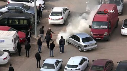 Facia son anda önlendi! Motor kısmı alev alan otomobili vatandaşlar söndürdü