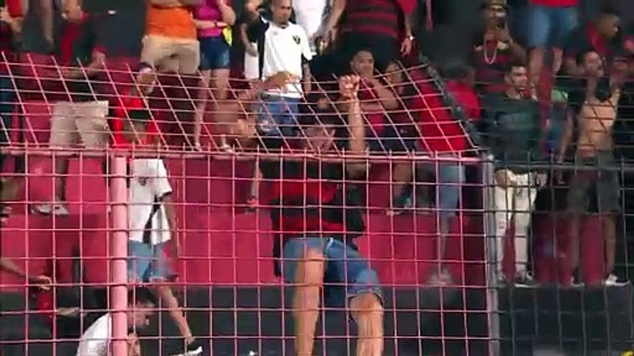 Torcedores do Sport se revoltam e arremessam objetos em jogadores no gramado