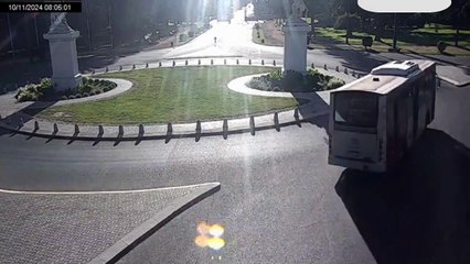 El momento del accidente del choque del micro en el Parque San Martín