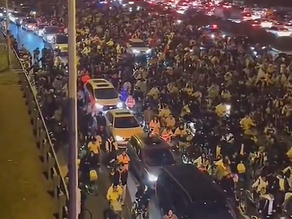 Massen-Radtouren versetzen chinesische Polizei in Panik