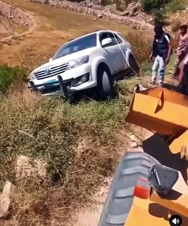 لحظات محاوله اخراج سياره من الخطر