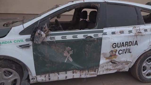 El abrazo de un cabo y una vecina de Utiel, tras sobrevivir a la dana: “Me dijiste si te vas tú, me voy yo detrás”