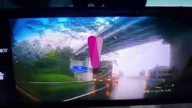 DETIK-DETIK Truk Tabrak Sejumlah Mobil di Tol Purbaleunyi