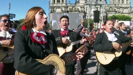 No Comment : les mariachis se réunissent à Mexico pour battre le record du monde de chant