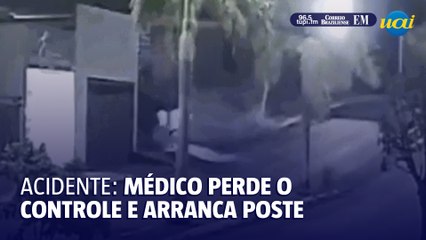 Médico perde controle da direção e destrói poste e grade em Patos de Minas