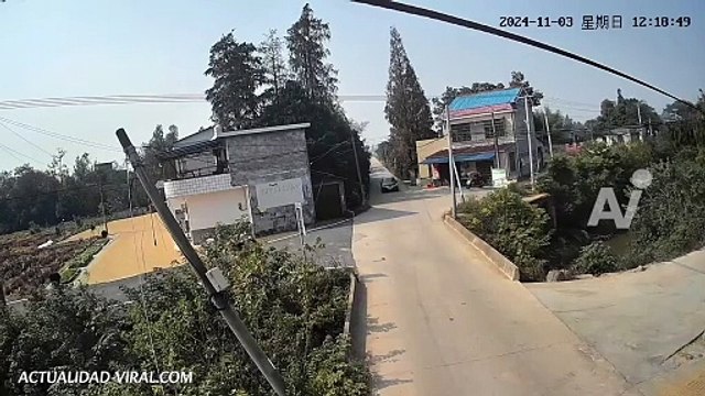 Video: ¡Querían ganarle a un auto! Motociclista y su acompañante fueron atropellados