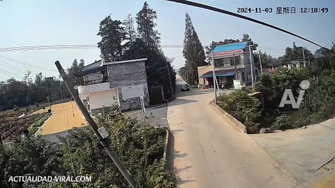 Video: ¡Querían ganarle a un auto! Motociclista y su acompañante fueron atropellados