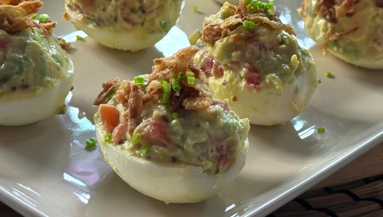 Huevos rellenos con trucha ahumada y crema de aguacate.