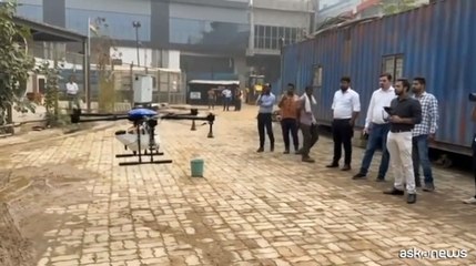 A Delhi un drone irrigatore per combattere l'inquinamento