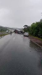 Acidente em estrada ligada a Camaçari bloqueia passagem de carros