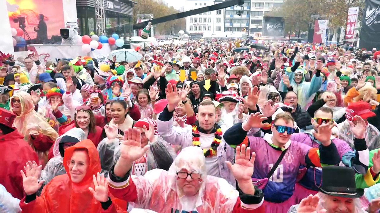 Köln feiert Karnevalsauftakt mit schwulem Dreigestirn
