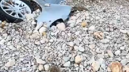 Vehículos sepultados bajo la tierra en Cheste, a causa de la DANA.