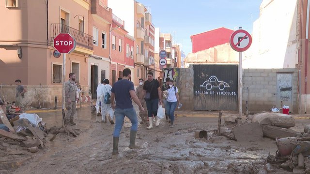 Los afectados por las inundaciones siguen limpiando los pueblos damnificados