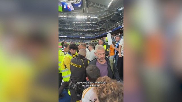 Era cuestión de tiempo que pasara esto: Brahim tira su camiseta y dos hombres la cogen a la vez...