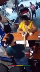 Captan momento en que una mujer es asaltada tras cobrar las remesas enviadas por su hijo