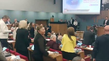 Öldürülen kadınları suçlamıştı: CHP'li üyeler protesto edince salonu terk etti