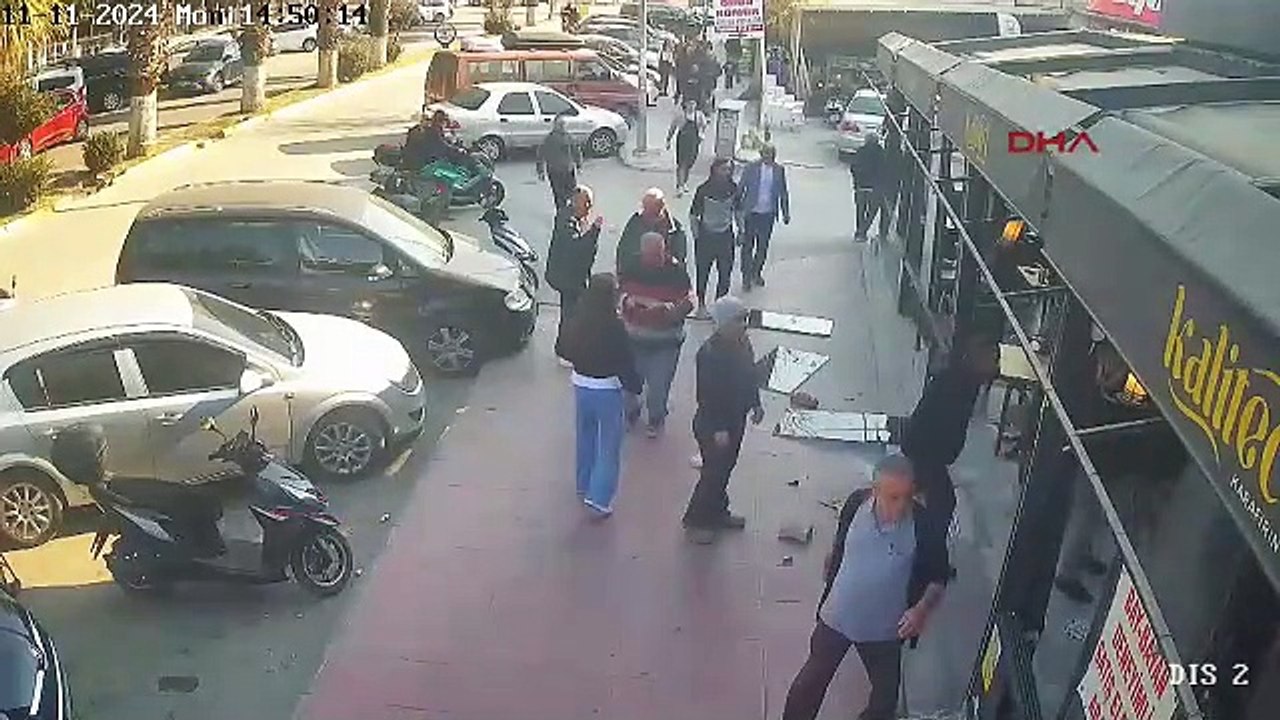 Geri manevra yaparken kafeye daldı: 1 ölü 3 yaralı