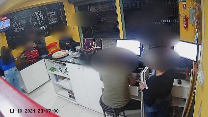 Câmeras de segurança registram assalto e suspeitos são presos