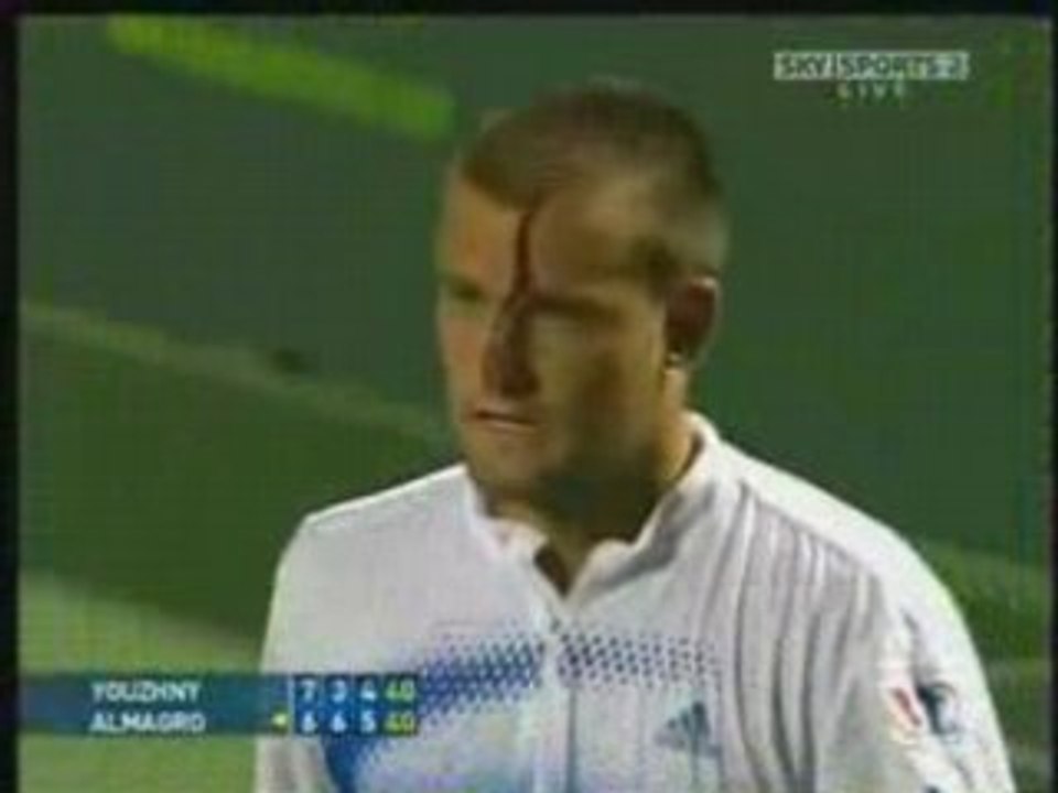youzhny s'éclate la tête avec sa raquette