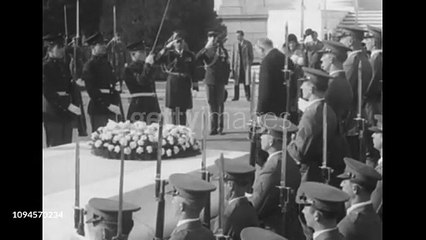 Pres. Herbert Hoover lays wreath at Tomb of Unknown Soldier on Veteran's Daygettyimages-1094570234-640_adpp