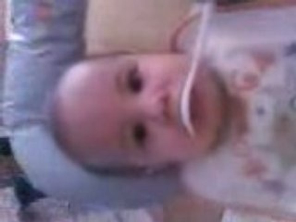 cameron qui mange seul