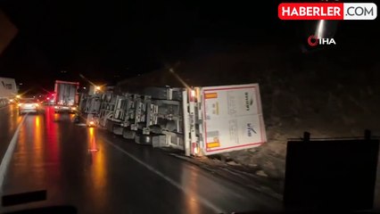 Yüksekova-Van Yolunda Tır Devrildi