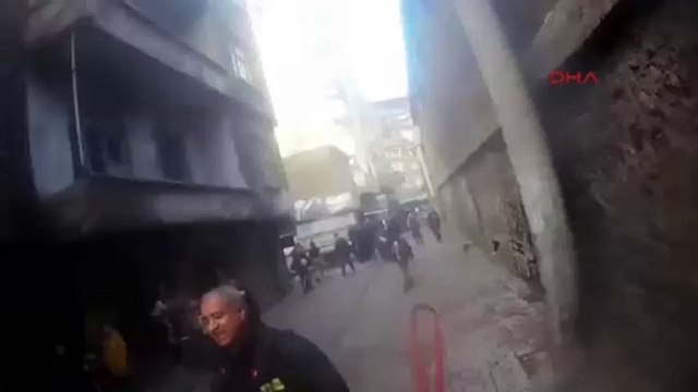 Ekiplerden büyük fedakarlık! Baba ve iki çocuğu alevlerin arasından böyle alındı: Nefes kesen kurtarma operasyonu!