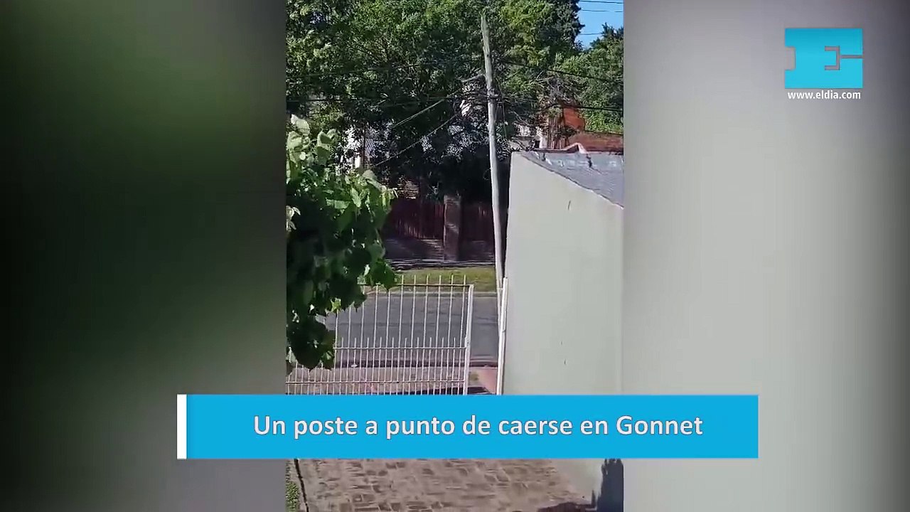Un poste a punto de caerse en Gonnet