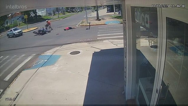 Câmera registra colisão entre motos que resultou em dois condutores feridos em Umuarama