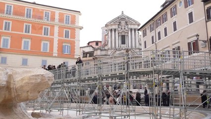 공사 중인 로마 트레비 분수 위에 '공중 보행로' 설치...연말까지 운영 / YTN