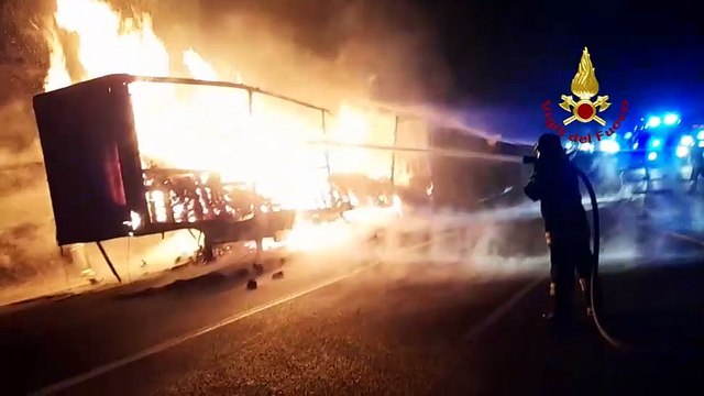 Camion in fiamme in autostrada, l'intervento dei vigili del fuoco / Video