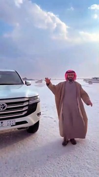Com aparência de neve, deserto na Arábia Saudita fica coberto de granizo